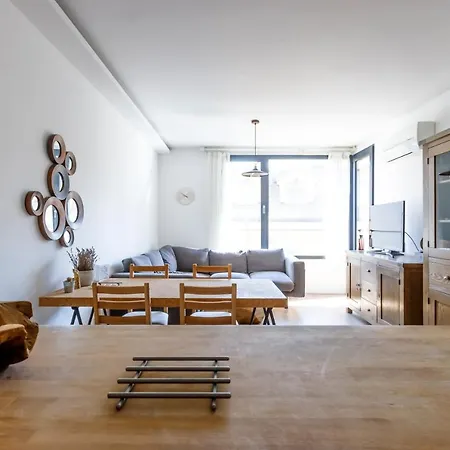 Sophie - Central 1 Bedroom Apt, Includes Free Parking Garage Apartament