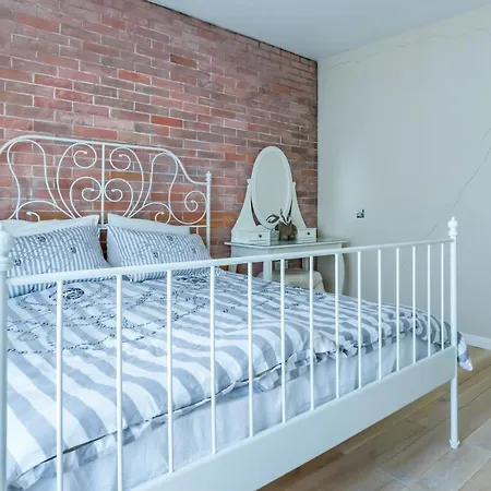 Apartment Sophie - Central 1 Bedroom Apt, Includes Free Parking Garage