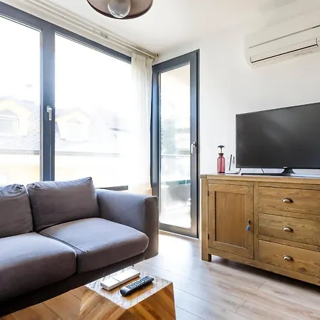 Sophie - Central 1 Bedroom Apt, Includes Free Parking Garage