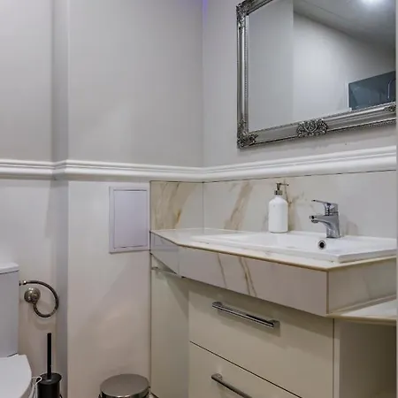 Sophie - Central 1 Bedroom Apt, Includes Free Parking Garage Appartamento *